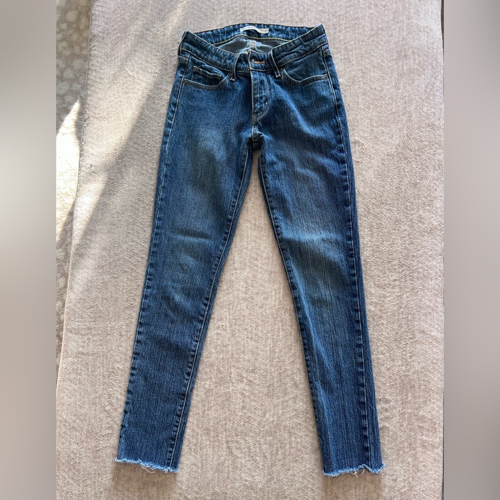 Levi's 711 Skinny Jeans Raw Hem in Medium Wash / Size 25